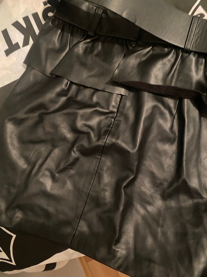 Parlak Siyah Deri Kemerli Mini Etek - Görsel 4