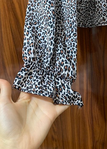 Yılan Desenli V Yakalı Kemerli Bluz - Görsel 2