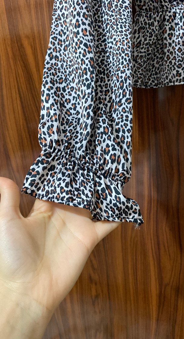 Yılan Desenli V Yakalı Kemerli Bluz - Görsel 2