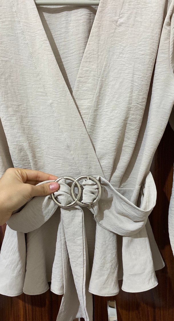 Bej Kemerli V Yaka Kadın Bluz - Görsel 3