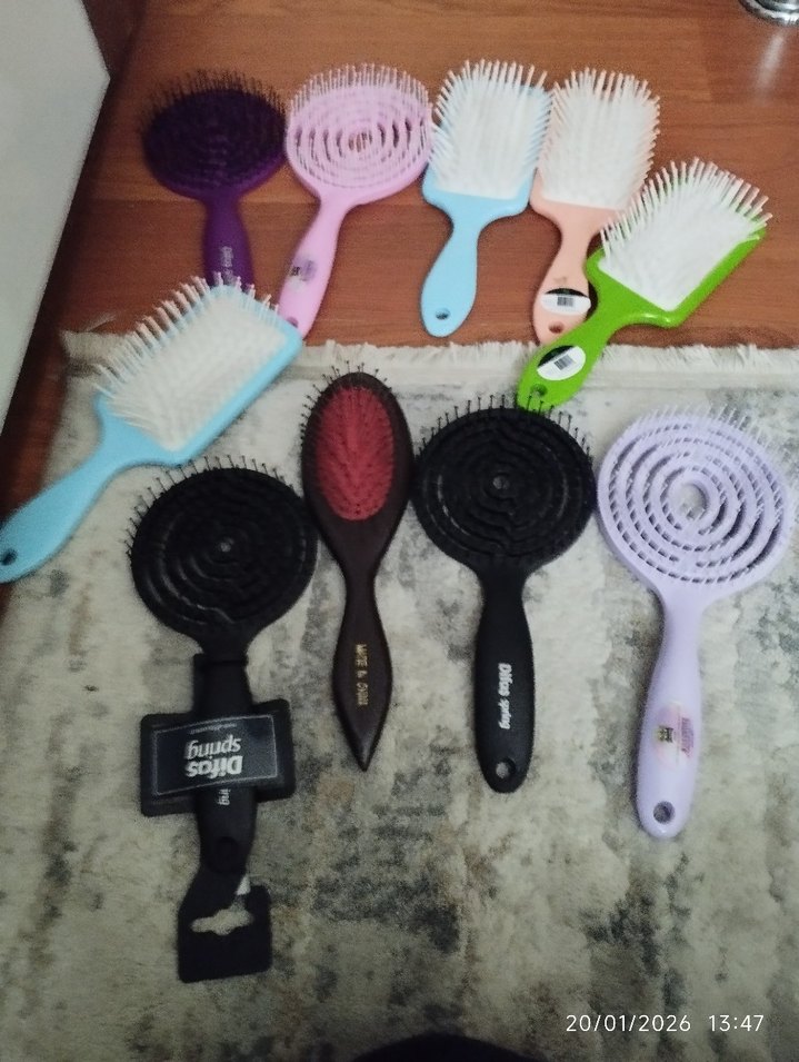 Farklı Renk ve Modellerde Saç Fırçaları - Görsel 2