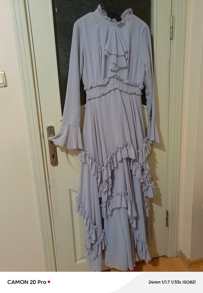 Uzun Gri Fırfırlı Kadın Elbise - Görsel 4