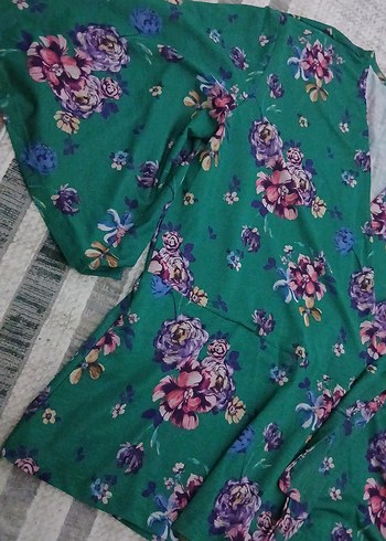 Renkli Çiçek Desenli yarım kollu - Görsel 2