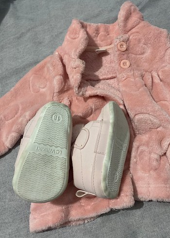 Kız Çocuk Pembe Peluş Kapüşonlu Kaban ve pembe ayakkabı - Görsel 4