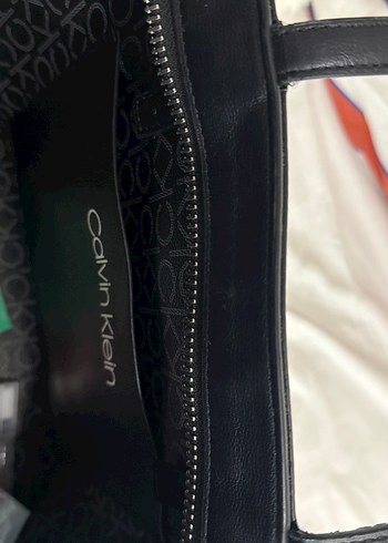 Calvin Klein Siyah Deri Fermuarlı Kadın Çantası - Görsel 6