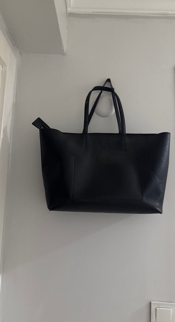 Calvin Klein Siyah Deri Fermuarlı Kadın Çantası - Görsel 2