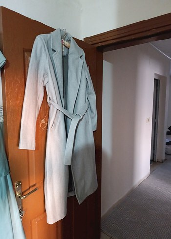 Açık gri kemerli kaban - Görsel 2