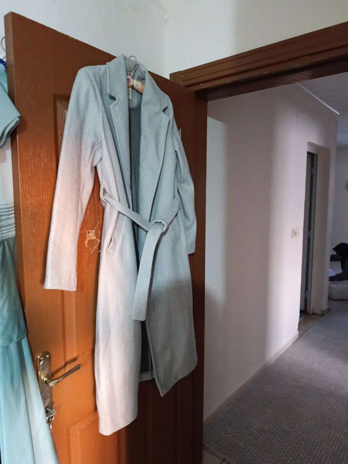 Açık gri kemerli kaban - Görsel 2