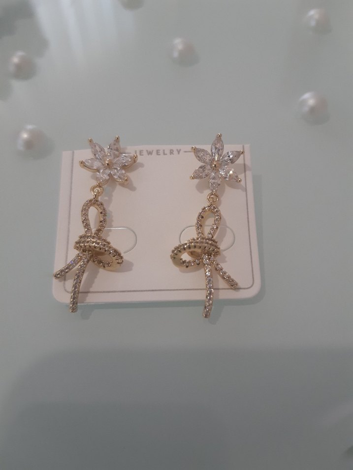 Altın Renk Mini Fiyonk Küpeler - Görsel 2