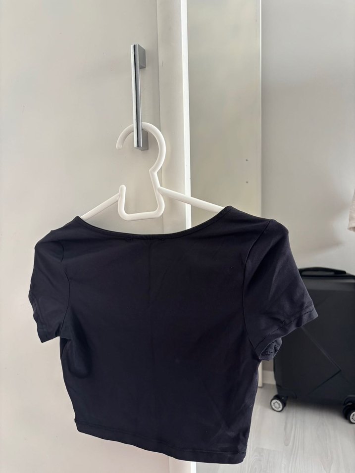 Siyah Kare Yaka Kısa Kollu Crop - Görsel 3