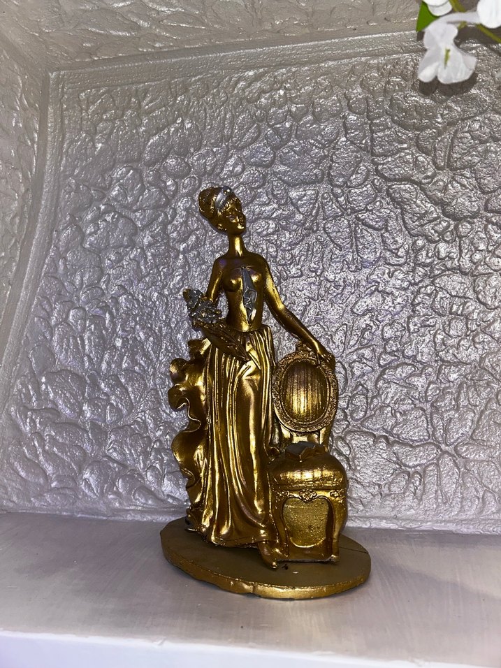 Parlak Altın Renk Kadın Figürü - Görsel 2