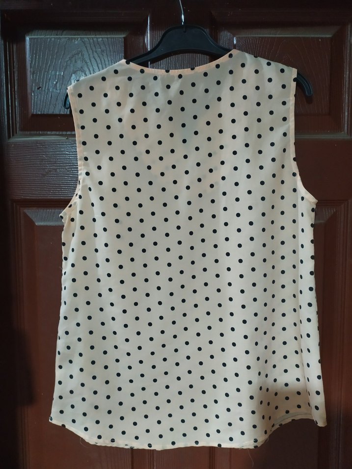 Siyah Puantiyeli Bej Kolsuz V Yaka gömlek - Görsel 2