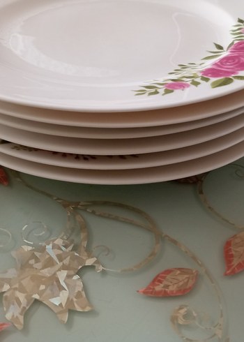 Pastel Beyaz Gül Desenli Tabak büyük boy - Görsel 2