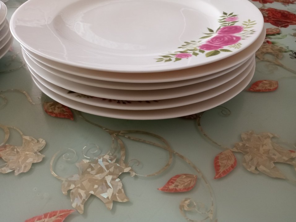 Pastel Beyaz Gül Desenli Tabak büyük boy - Görsel 2