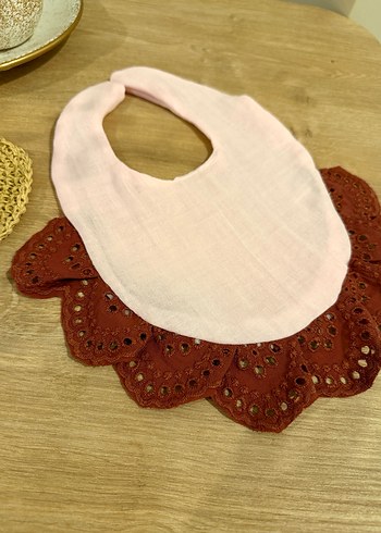 Nakışlı Kahverengi Bebek Önlüğü. İlk resim yapay zeka görüntüsü - Görsel 3