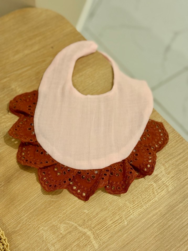 Nakışlı Kahverengi Bebek Önlüğü. İlk resim yapay zeka görüntüsü - Görsel 2