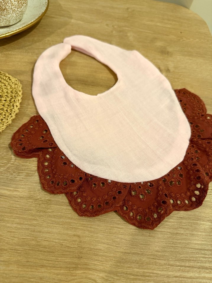 Nakışlı Kahverengi Bebek Önlüğü. İlk resim yapay zeka görüntüsü - Görsel 3