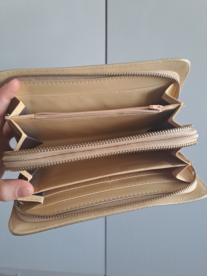 Taz İşlemeli Krem Deri Kadın Portföy Çanta - Görsel 4