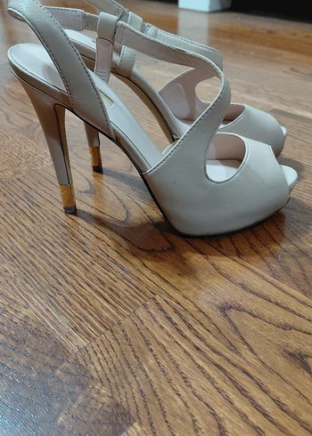 guess 
Bej Stiletto Topuklu Kadın Akşam Ayakkabısı - Görsel 3
