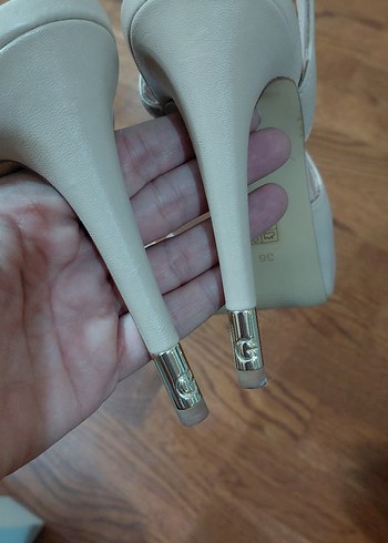 guess 
Bej Stiletto Topuklu Kadın Akşam Ayakkabısı - Görsel 4