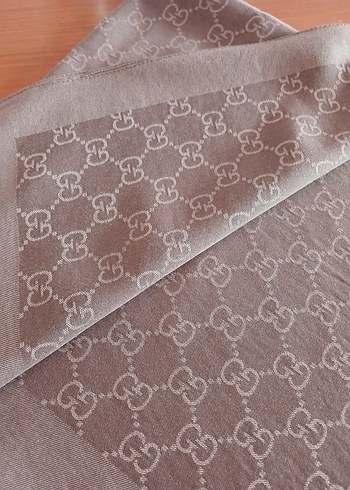 Gri Kadın Saten Şal Drapeli Tasarım - Görsel 2