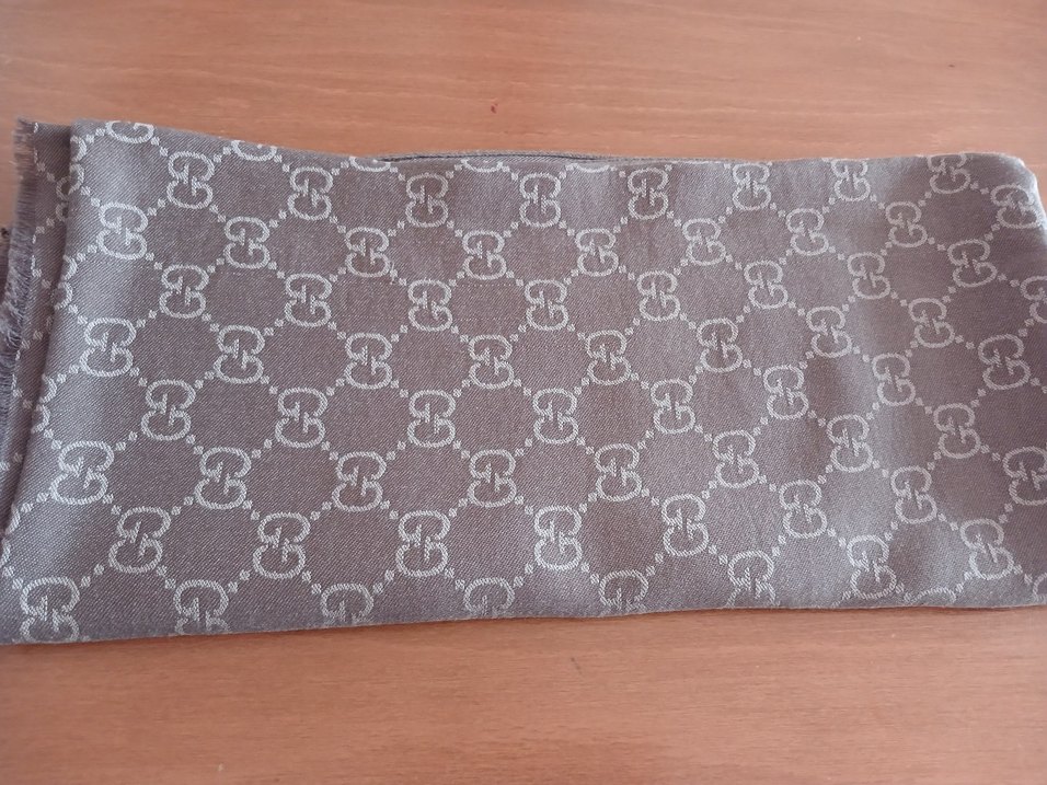 Gri Kadın Saten Şal Drapeli Tasarım - Görsel 4