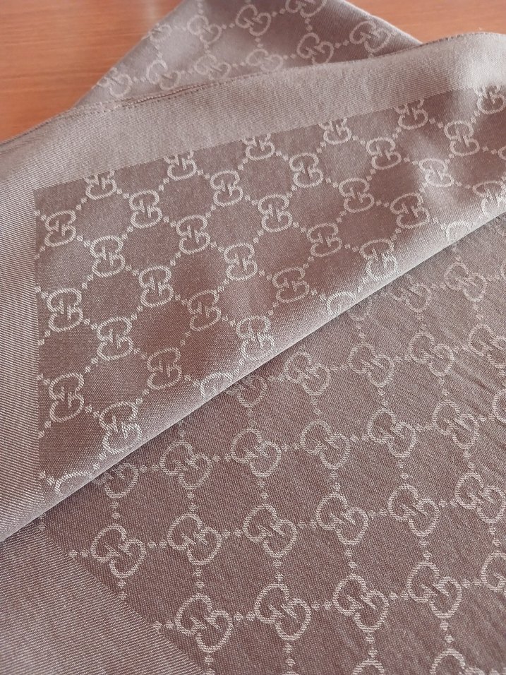 Gri Kadın Saten Şal Drapeli Tasarım - Görsel 2