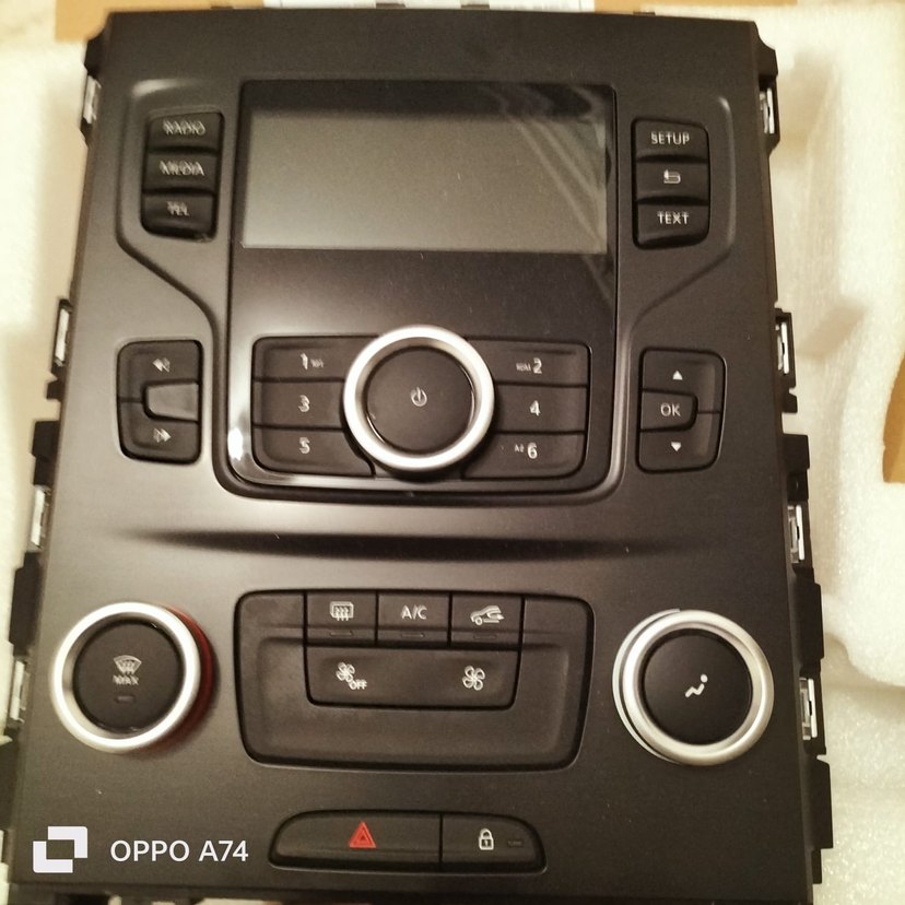 Siyah Araç Müzik Sistemi Kontrol Paneli - Görsel 2