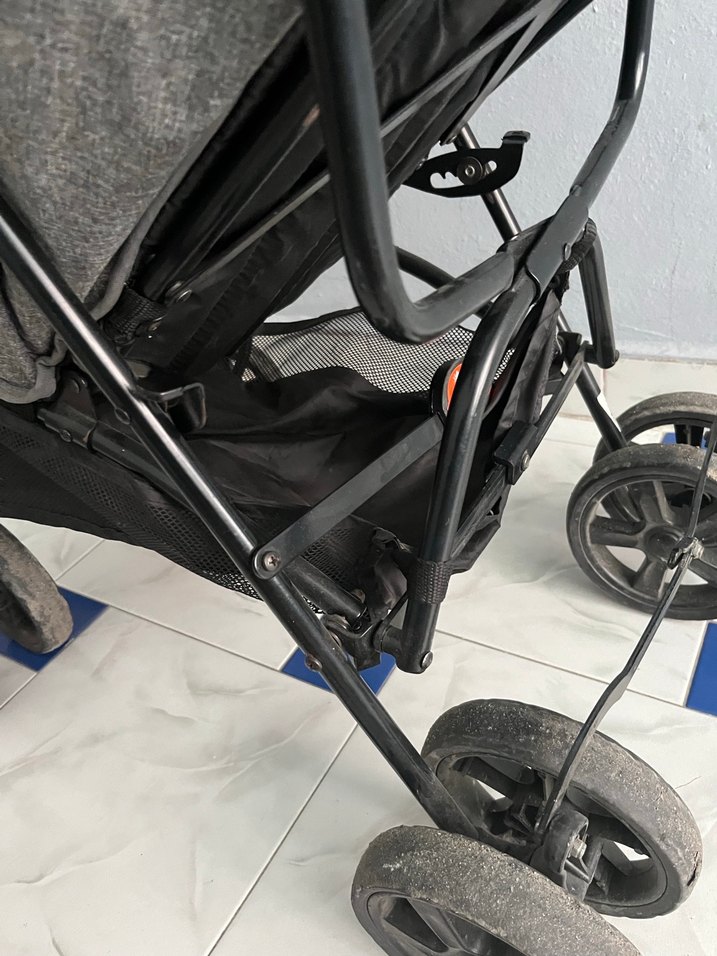 Gri Bebek Arabası Hafif ve Kullanışlı - Görsel 4