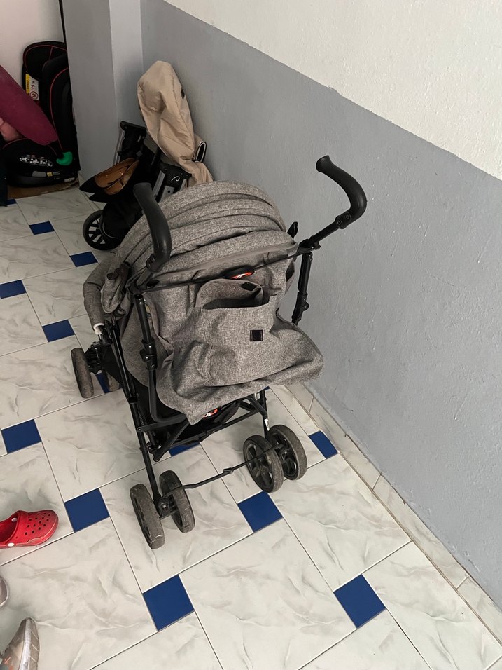 Gri Bebek Arabası Hafif ve Kullanışlı - Görsel 2