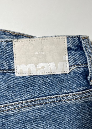 Kadın Parlak Altın Kemerli Mini Denim Şort - Görsel 5