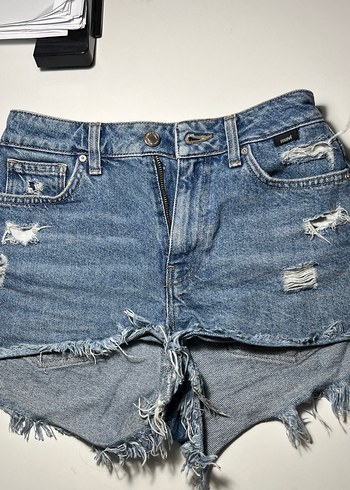 Kadın Parlak Altın Kemerli Mini Denim Şort - Görsel 3