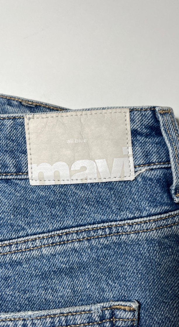 Kadın Parlak Altın Kemerli Mini Denim Şort - Görsel 5