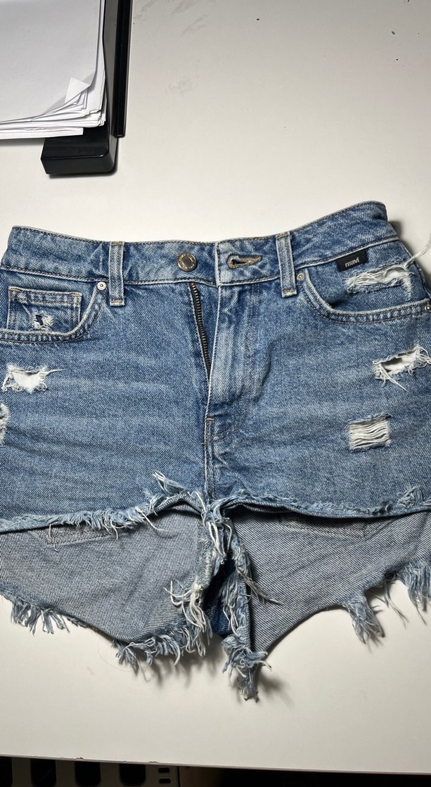 Kadın Parlak Altın Kemerli Mini Denim Şort - Görsel 3