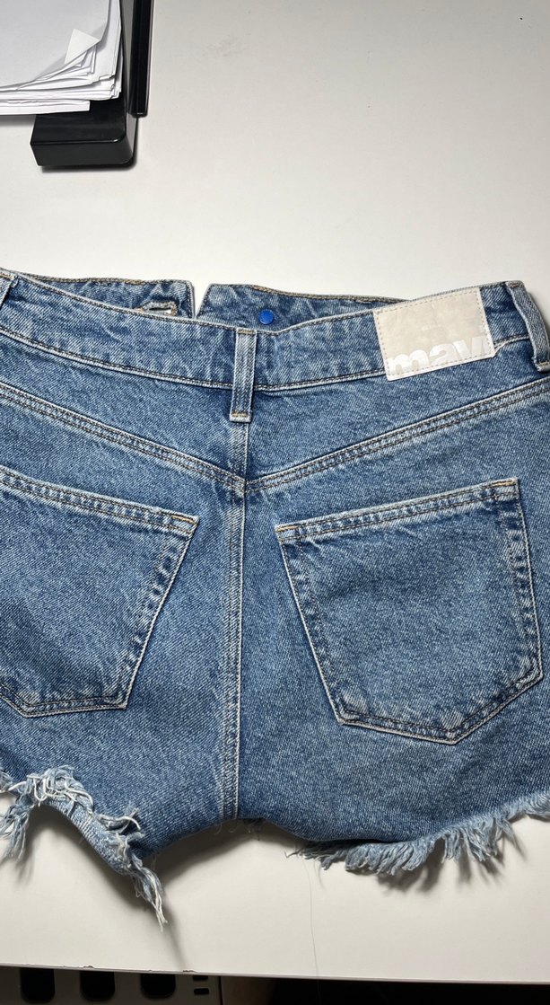 Kadın Parlak Altın Kemerli Mini Denim Şort - Görsel 4
