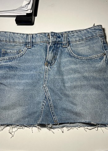 Zincir Detaylı Açık Mavi Mini Denim Etek - Görsel 3