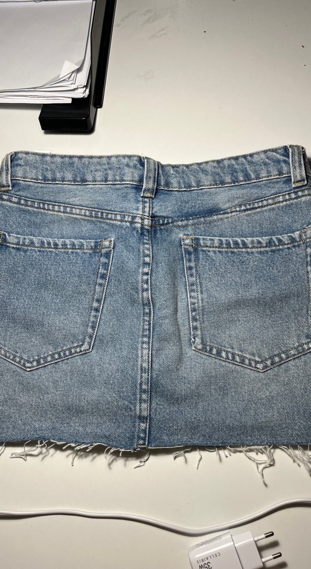 Zincir Detaylı Açık Mavi Mini Denim Etek - Görsel 5