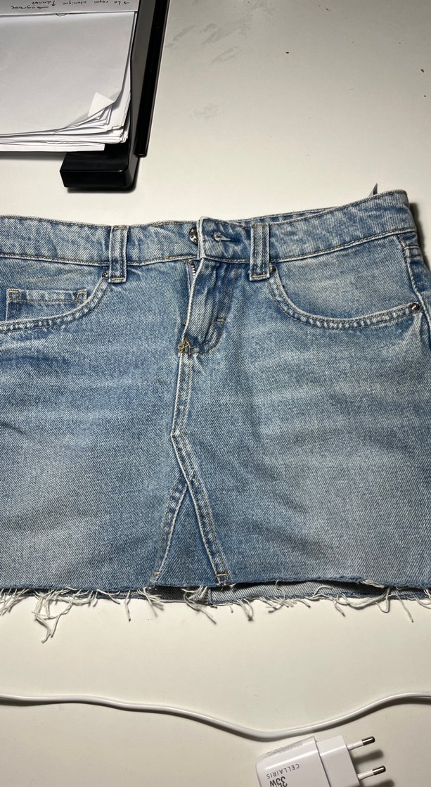 Zincir Detaylı Açık Mavi Mini Denim Etek - Görsel 3
