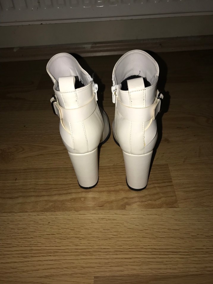 Beyaz Dolgu Topuklu Kadın Bot - Görsel 3