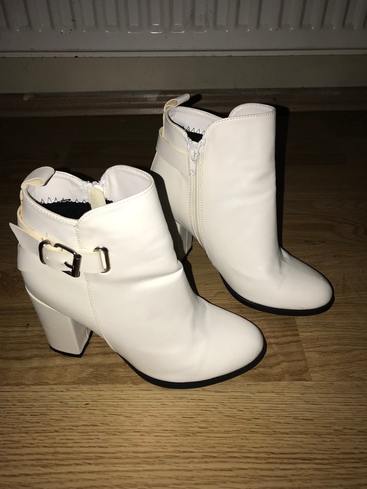 Beyaz Dolgu Topuklu Kadın Bot - Görsel 2