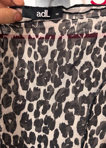 Kadın Gri Leopar Desenli Dantel Detaylı Bluz - Görsel 4