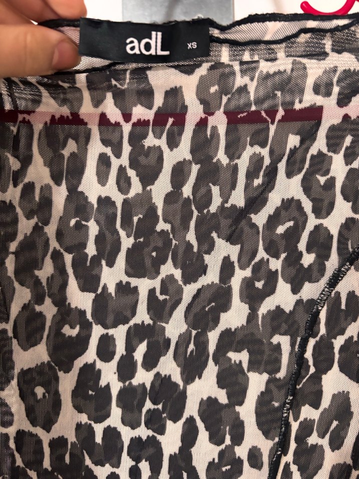 Kadın Gri Leopar Desenli Dantel Detaylı Bluz - Görsel 4