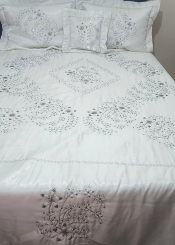 İşlemeli Parlak Beyaz Yatak Örtüsü - Görsel 5