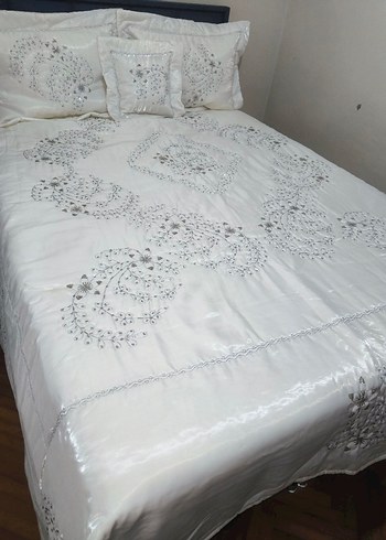 İşlemeli Parlak Beyaz Yatak Örtüsü - Görsel 2