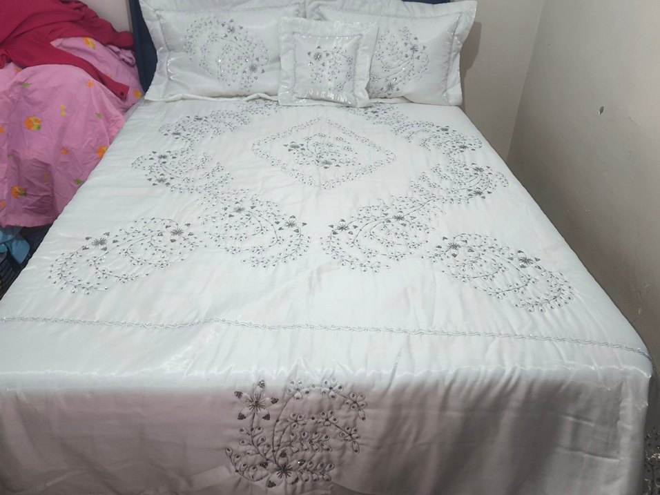 İşlemeli Parlak Beyaz Yatak Örtüsü - Görsel 5