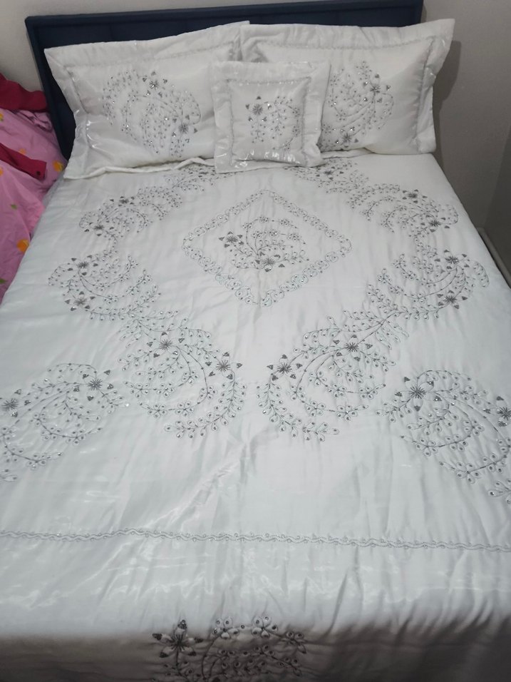 İşlemeli Parlak Beyaz Yatak Örtüsü - Görsel 3
