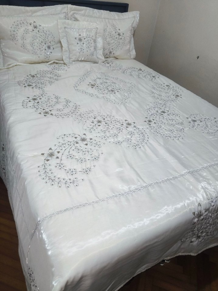 İşlemeli Parlak Beyaz Yatak Örtüsü - Görsel 2