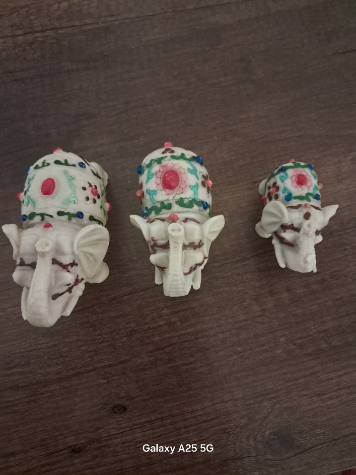 Renkli Detaylı Beyaz Fil Figürleri 11x7 - Görsel 3