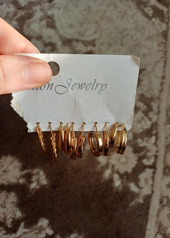 Altın Rengi Zincir Detaylı Mini Halka Küpeler - Görsel 2