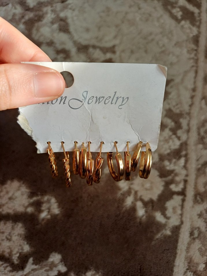 Altın Rengi Zincir Detaylı Mini Halka Küpeler - Görsel 2